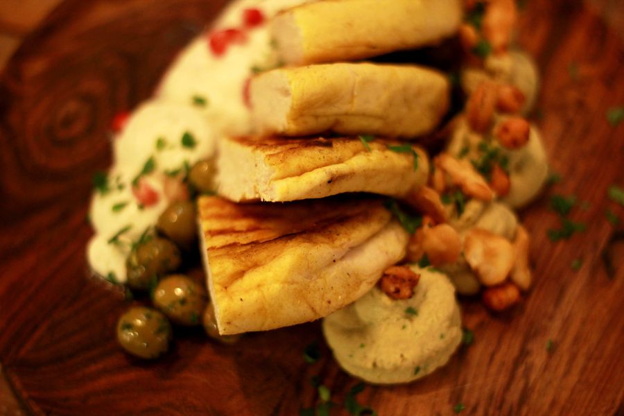 Mediterranean essen Bread and Olives in Restaurant Served in Wood
