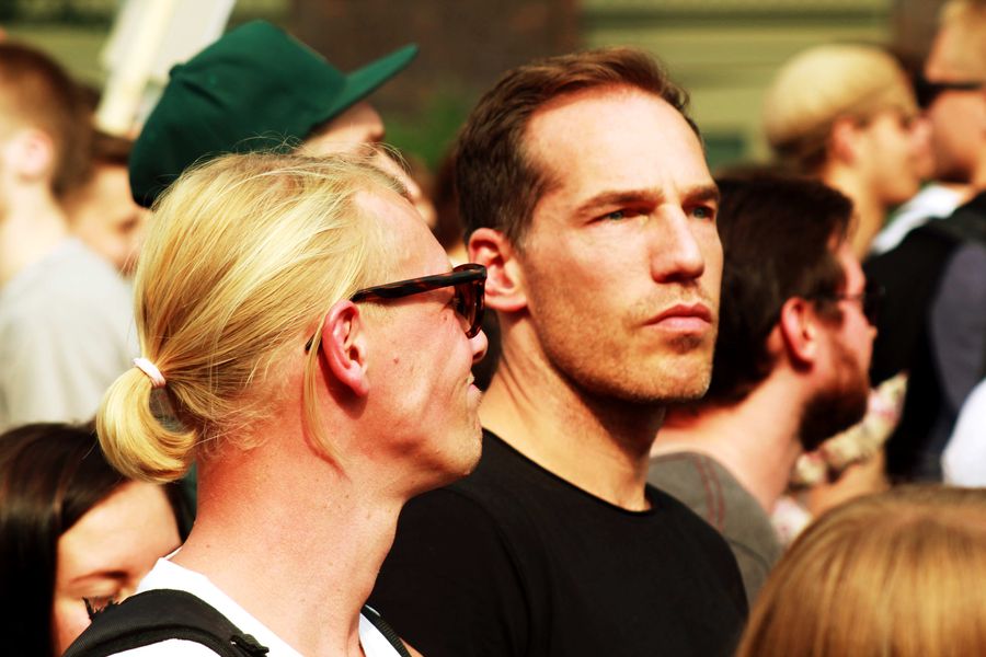 Knappe Mannen in een Menigte