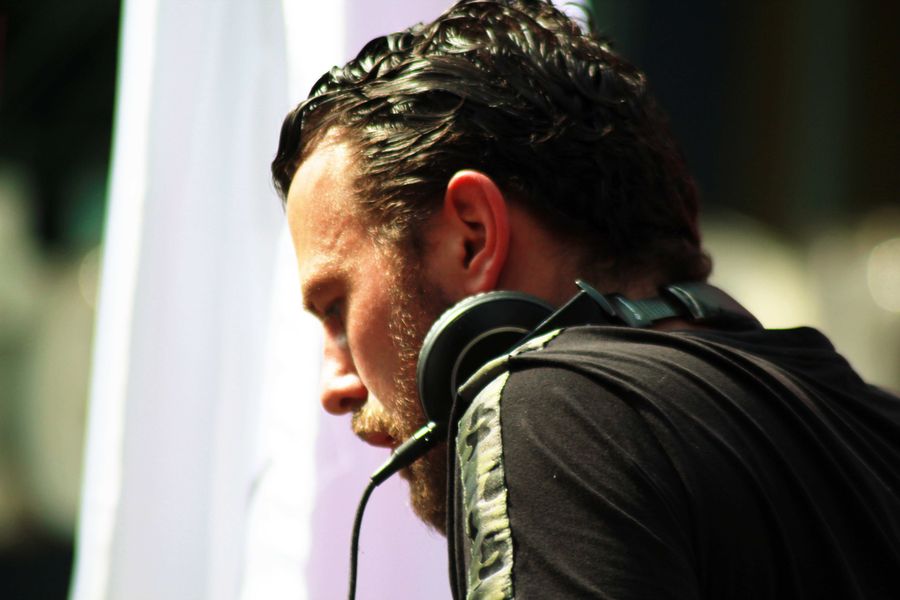 Dutch DJ Playing Outdoors Buiten Spelen