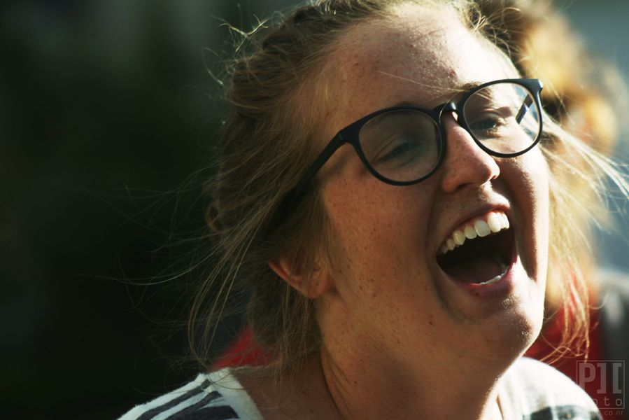 Blonde Meisje Lacht Buiten 