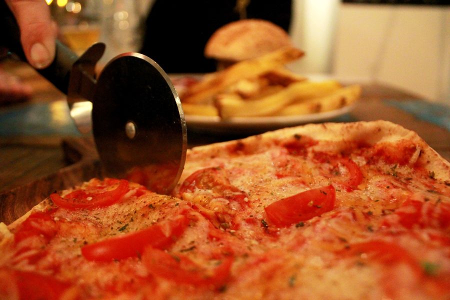 Lekker Pizza Wordt Gesneden