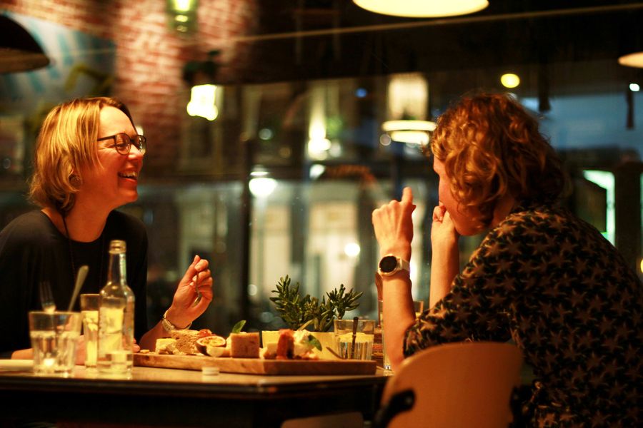 Vrowen die Plazier Hebben in een Restaurant